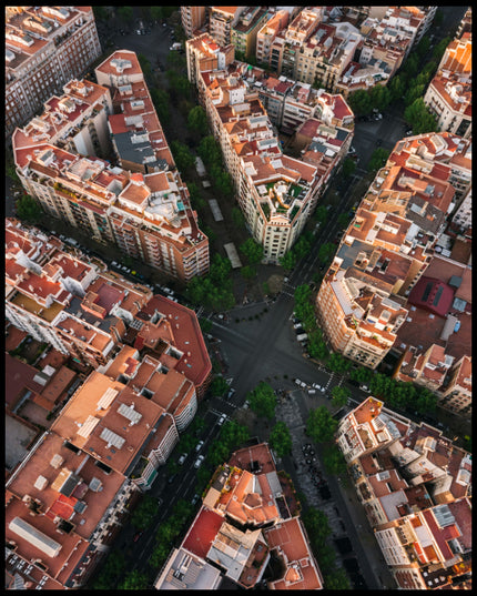 Ein Leinwandbild von einem Luftbild von Barcelona, das die Anordnung der Wohnblöcke und Straßen zeigt.