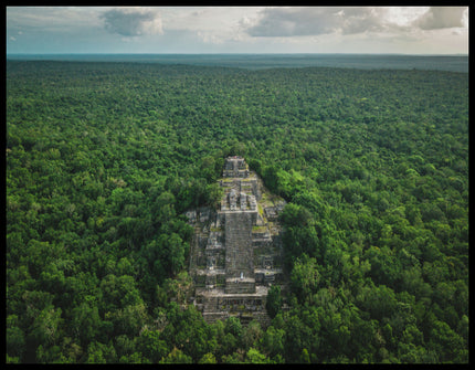 Leinwandbild von einem antiken Maya-Tempel, der aus dichtem, grünem Dschungel herausragt.