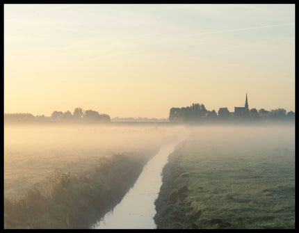 Ein Leinwandbild von einer nebligen Landschaft in den Niederlanden, mit einem Wasserkanal und einer Kirche im Hintergrund.