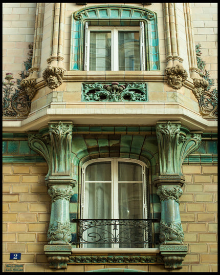 Leinwandbild von einer grünlich, beigen Häuserfassade aus Stein mit Balkon und Verzierungen.