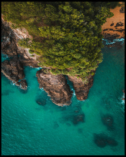 Leinwandbild von einer steilen, bewachsenen Klippe und blauem Meer.