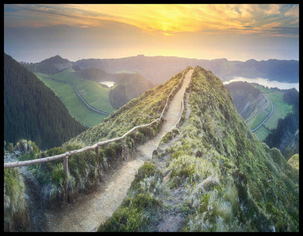 Leinwandbild von einem Wanderweg, umgeben von Gräsern und steilen Abhängen, auf einem schmalen Berg.