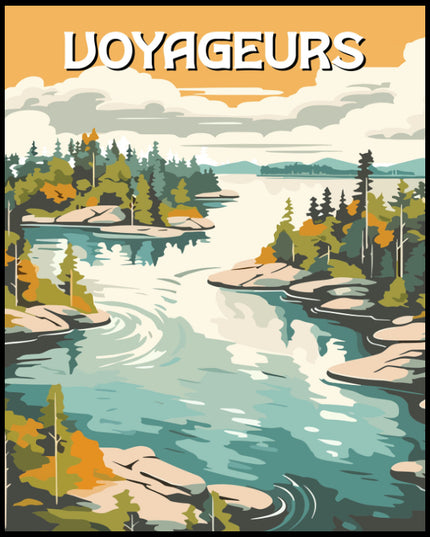 Ein Poster vom Voyageurs Nationalpark mit einer idyllischen Seelandschaft, umgeben von Bäumen und Felsen.