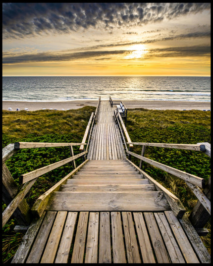 Ein Poster von einem Holzsteg mit einer Treppe, der durch Dünen zum Strand führt.