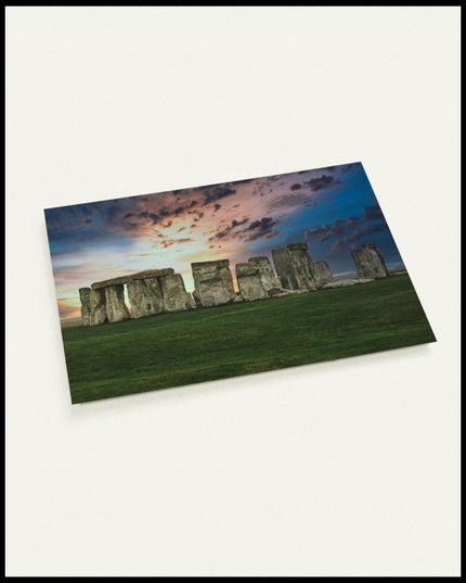 Eine Postkarte von einer seitlichen Fotografie der Felsen von Stonehenge.